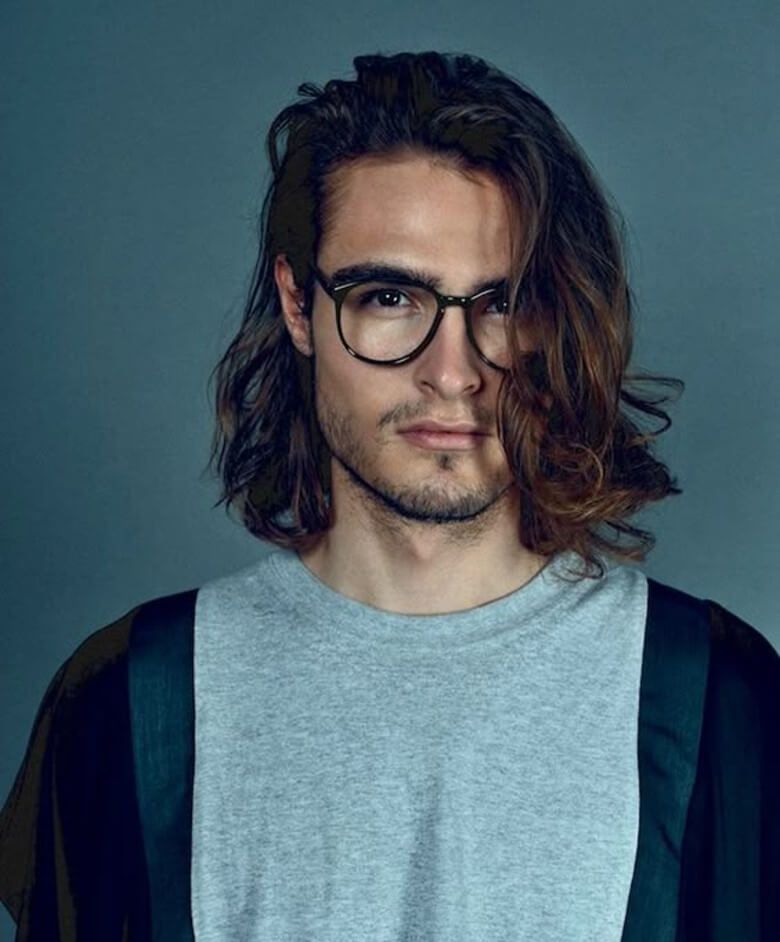Frisuren für Männer mit Brille - Lange Haare