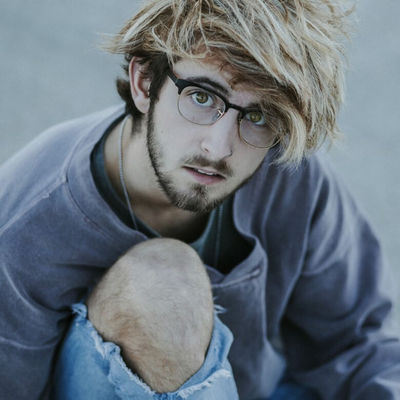 Messy Waves für Männer mit Brille
