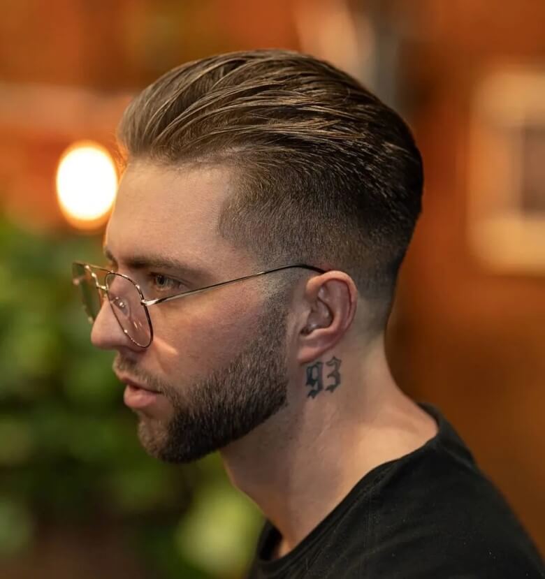 Frisuren für Männer mit Brille - Slick Back