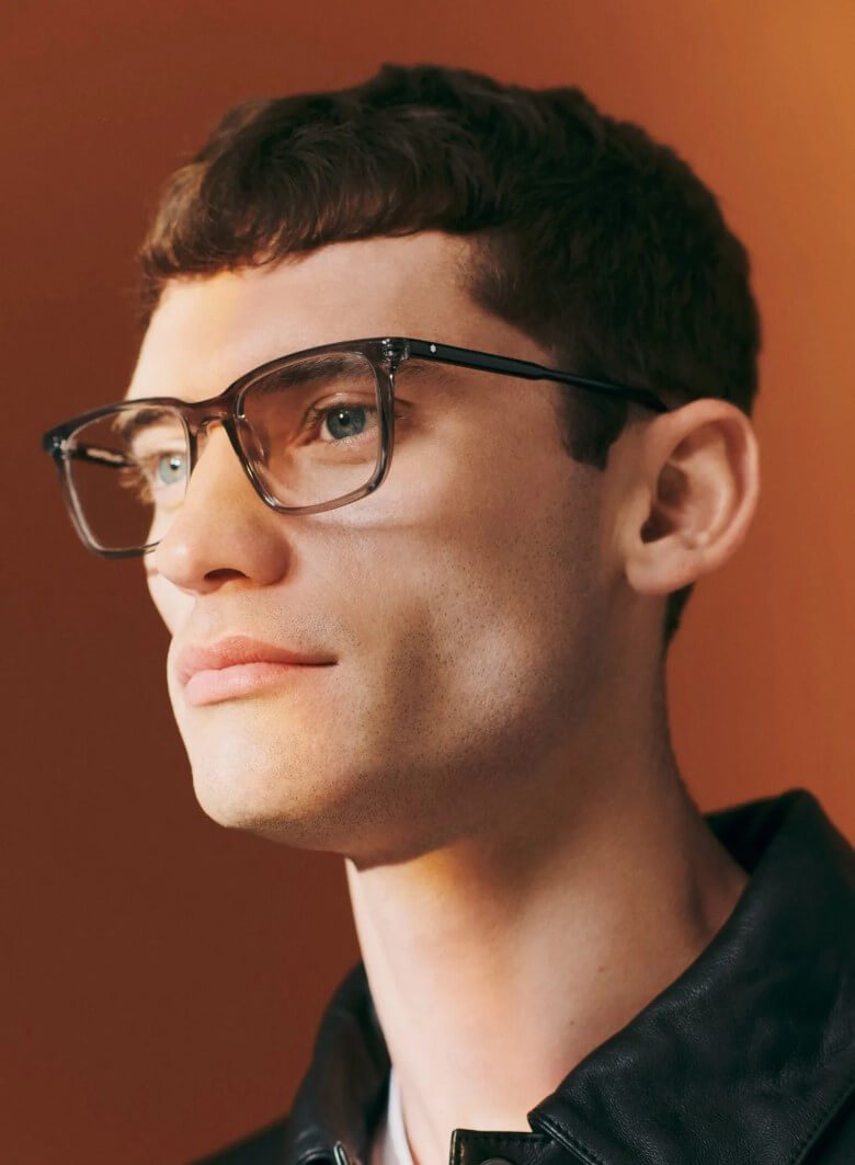 Männerfrisurentrends mit Brille