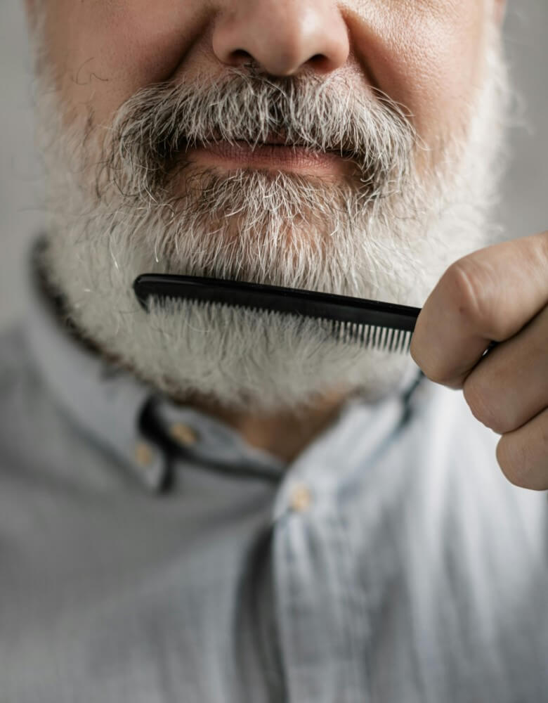 Bartpflege - grauen Bart kämmen