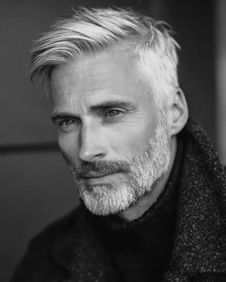 Short Boxed Beard bei grauem Bart