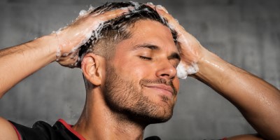 Mann wäscht sich die Haare – tägliche Haarpflege Routine für gesunde, gepflegte Männerhaare