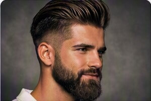 Eleganter Pompadour für Männer mit starkem Volumen und sauberem Styling – klassischer, moderner Look für jeden Haartyp.