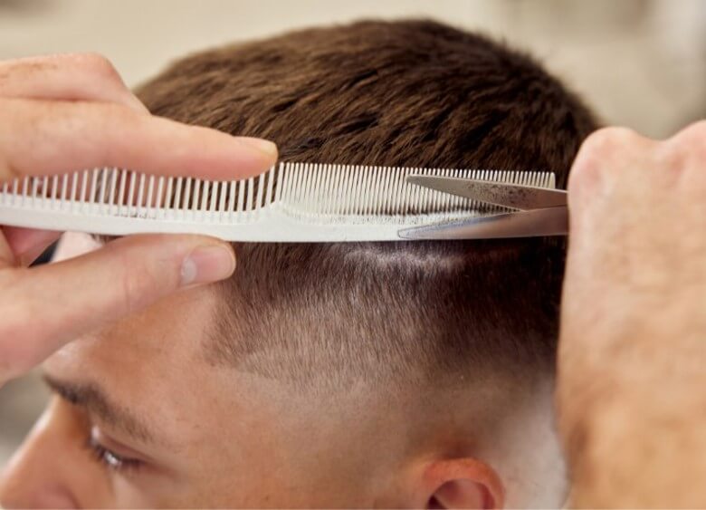 Barber schneidet High & Tight mit präzisem Fade