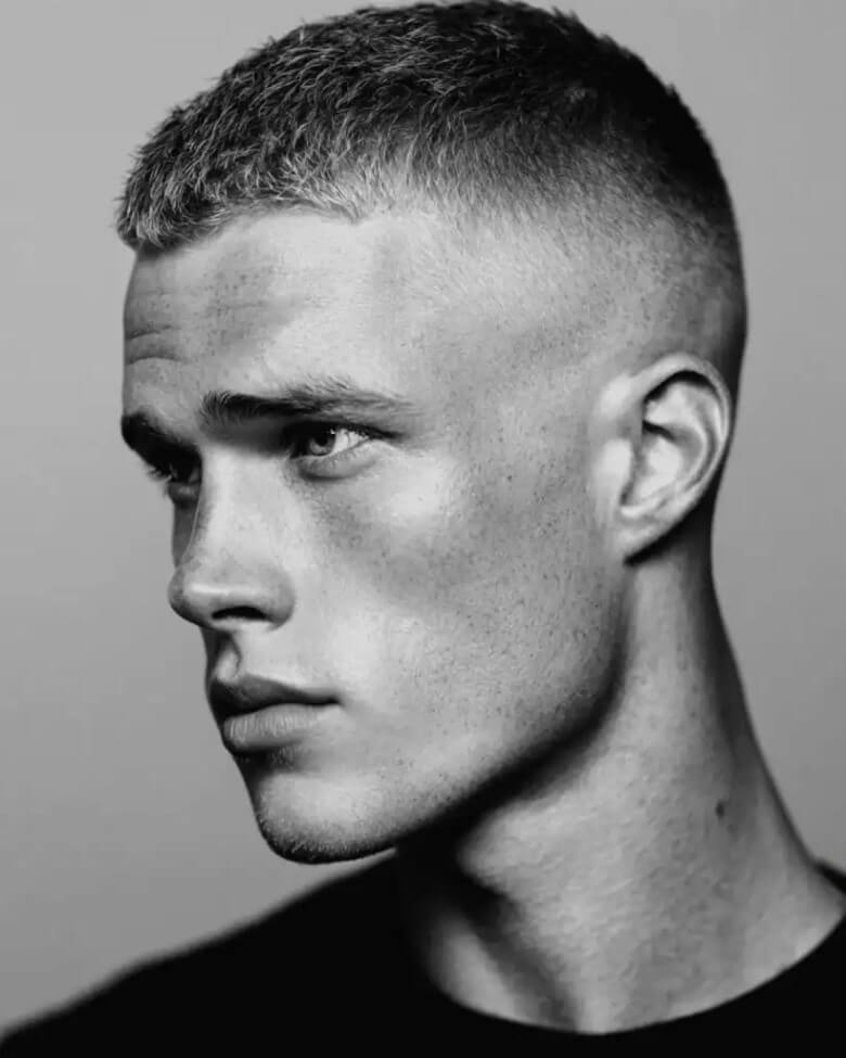 Moderner High & Tight Haircut mit scharfem Fade