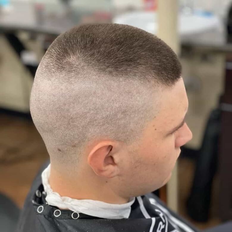 Moderner High & Tight mit Skin Fade und scharfen Konturen